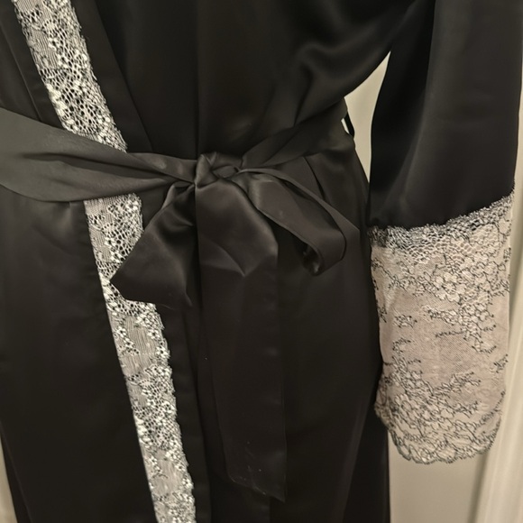 Flora Nikrooz Robe - Picture 4 of 11